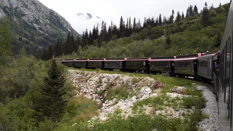 Malerische-Eisenbahnfahrt-Zum-White-Pass-In-Skagway,-Alaska
