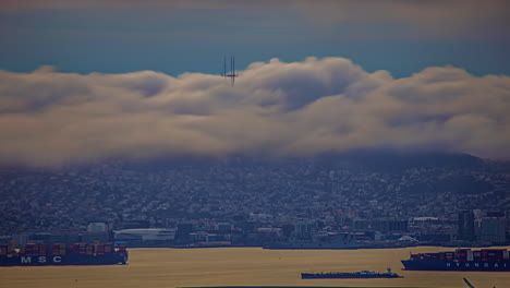 Bucht-Von-San-Francisco-Aus-Oakland,-Kalifornien---Neblig,-Wolkenlandschaft-Im-Zeitraffer