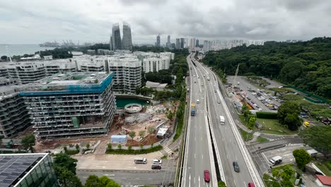 A-La-Deriva-Sobre-La-Autopista-De-La-Costa-Oeste-En-Singapur---Toma-Aérea-De-Un-Drone