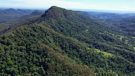 Montañas-Verdes-Y-Selva-Tropical-Del-Valle-De-Currumbin-En-Gold-Coast,-Queensland,-Australia---Disparo-Aéreo-De-Drones