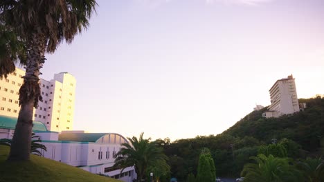 Sonnenaufgang-über-Den-Hotels-Auf-Einem-Hügel-An-Der-Japanischen-Küste-Von-Toba