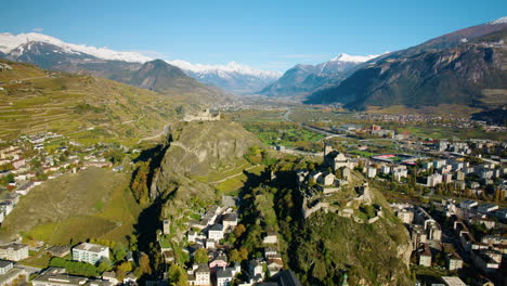 Una-Vista-De-La-Basílica-De-Valere-Y-El-Castillo-De-Tourbillon-Durante-El-Otoño-En-Sion,-Valais,-Suiza.