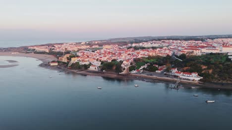 Vista-De-La-Ciudad-De-Lisboa-En-El-Río-Tajo,-Portugal