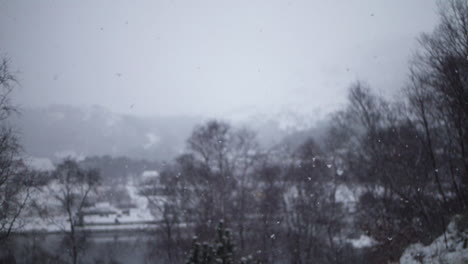 Snowing-in-slowmotion-in-the-middle-of-the-day