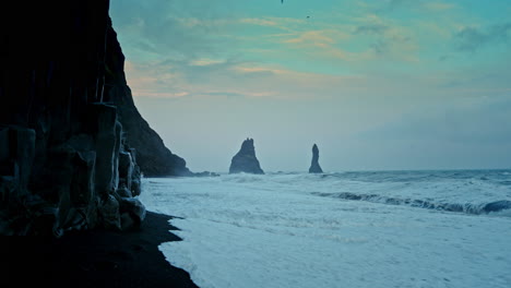 Vista-Panorámica-De-La-Playa-De-Reynisfjara-Cerca-De-Vik-En-Islandia