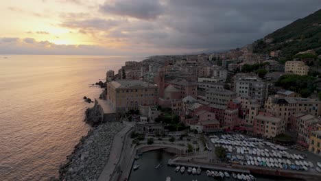 Genua-Nervi-In-Italien-Bei-Sonnenuntergang-Mit-Küstenstadtbild-Und-Ruhigem-Meer,-Luftaufnahme