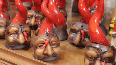 Máscara-De-Novedad-De-Figurillas-De-Souvenirs-Turísticos-En-Exhibición-En-La-Tienda-De-Curiosidades-De-Italia