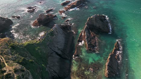 Isla-Rocosa-Con-Aguas-Cristalinas-En-Verano-En-Portugal