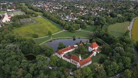 Schloss-Blutenburg,-Schöne-Landschaft,-Sommer,-Weiträumiger-Drohnenschuss,-Deutschland