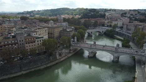 Wundervolle-Stadt-Rom-Mit-Ihren-Flüssen-Und-Brücken-Zwischen-Den-Häusern,-Straßen-Und-Alleen