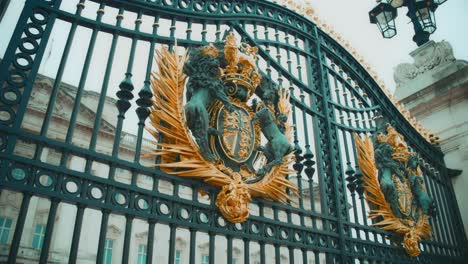The-Royal-Coat-of-Arms-of-the-United-Kingdom-on-the-fence-in-front-of-Buckingham-Palace