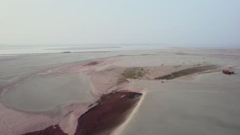 Luftaufnahme-Wunderschöner-Farben-Am-Ufer-Des-Gujrat-Flusses-In-Chenab-In-Pakistan