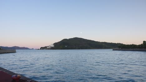 Friedliche-Szene-über-Der-Toba-Bucht-Und-Der-Perleninsel-Mikimoto,-Abend,-Küste-Japans