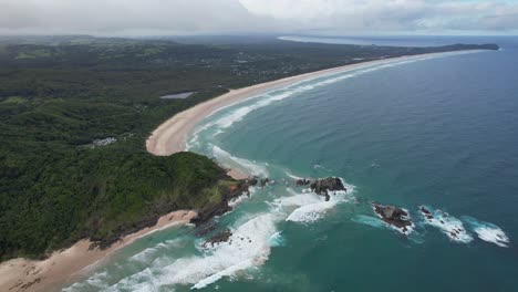 Panoramic-View-Over-Broken-Head-Beach-In-New-South-Wales,-Australia---Drone-Shot