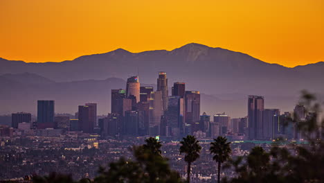 Skyline-Von-Los-Angeles-Mit-Bergen-Im-Hintergrund,-Sonnenaufgang,-Morgendämmerung,-Zeitraffer