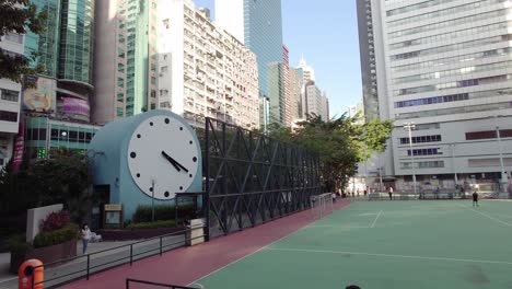 Statische-Aufnahme-Eines-Südlichen-Spielplatzes,-Der-Tagsüber-Von-Gebäuden-Umgeben-Ist,-In-Wan-Chai,-Hongkong