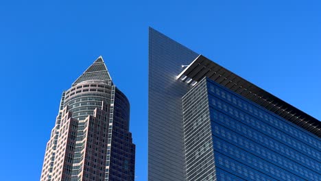 Torre-Messeturm-Y-Moderno-Rascacielos-Kastor-En-La-Ciudad-De-Frankfurt-Contra-El-Cielo-Azul
