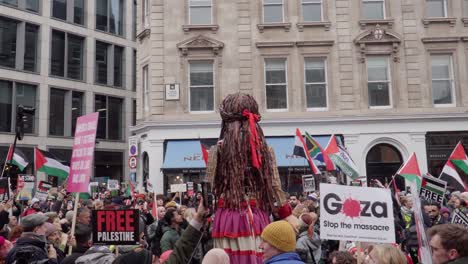 Activistas-Protestan-Para-Liberar-A-Palestina-Contra-Israel-Guerra-En-Gaza-Protesta-Por-El-Conflicto-En-Londres,-Inglaterra