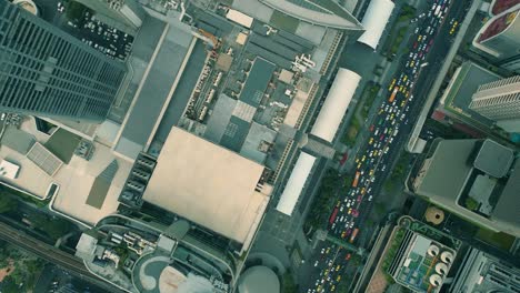 Filmische-Urbane-Drohnenaufnahmen-Einer-Rauchigen-Luftaufnahme,-Die-Während-Der-Brennsaison-über-Wolkenkratzer-Und-Boulevards-Mitten-In-Der-Innenstadt-Von-Bangkok,-Thailand,-Fliegt-Und-Aus-Der-Vogelperspektive-Nach-Unten-Blickt