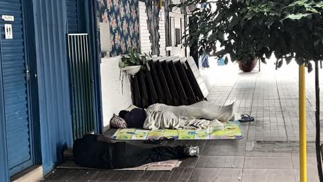 Obdachlose,-Die-Auf-Der-Straße-Schlafen,-Erinnern-An-Die-Soziale-Ungleichheit-In-Der-Stadt