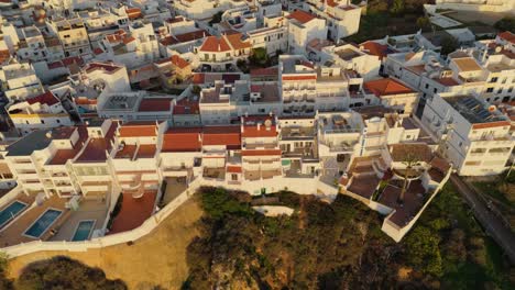 Arquitecturas-Frente-Al-Mar-Con-Alojamiento-De-Lujo-En-Complejos-Turísticos-Tropicales-En-Lisboa,-Portugal