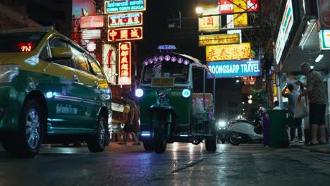 Taxi-Tuk-Tuk-Esperando-A-Un-Cliente-De-Compras-En-Una-Tienda-7-eleven-En-El-Barrio-Chino-De-Bangkok