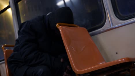 Hombre-Durmiendo-En-Un-Tranvía-Nocturno