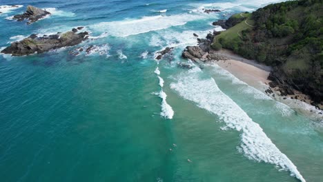 Malerisches-Meer-Und-Landzunge,-Broken-Head-Beach,-Byron-Bay,-New-South-Wales,-Australien---Luftaufnahme