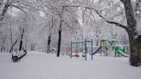 Parque-Infantil-Vacío-En-Un-Parque-Público-Con-Nieve-Profunda-En-Invierno