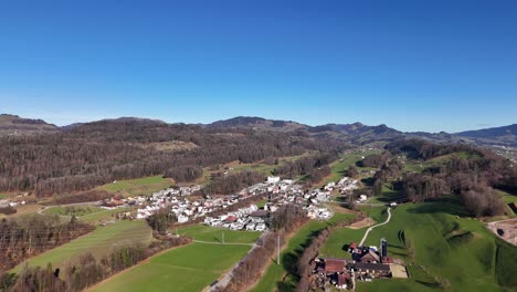 Ländliches-Schweizer-Dorf-Eschenbach-An-Sonnigen-Tagen-Mit-Blauem-Himmel