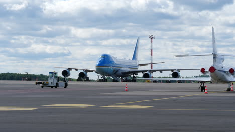 Avión-Presidencial-American-Air-Force-One-Estacionado-En-La-Pista-Del-Aeropuerto-De-Vilnius-Para-Asistir-A-La-Cumbre-De-La-OTAN-En-Lituania
