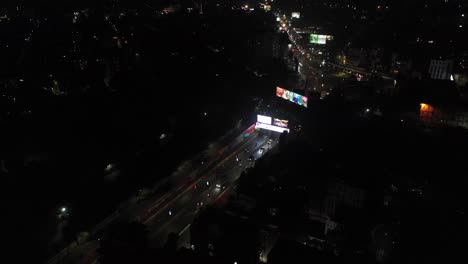 Rajkot-Luftbild-Mit-Drohne:-Sie-Fahren-In-Richtung-Ropan,-Wo-Sie-Viele-Fahrzeuge-Auf-Der-Großen-Straße-Sehen-Können