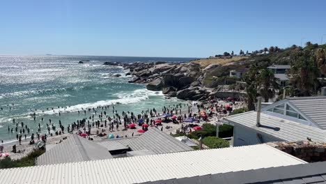 Überfüllter-Strand-Voller-Menschen-Am-Camps-Bay-Beach-In-Camps-Bay,-In-Der-Nähe-Von-Kapstadt,-Südafrika