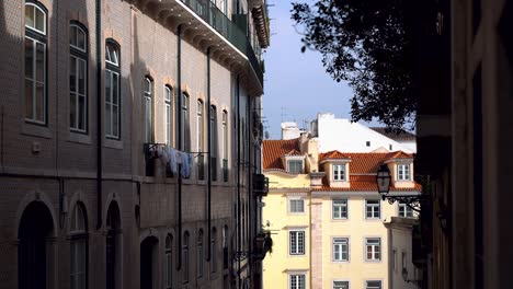 Ruhige-Szene-Traditioneller-Gebäude-Aus-Der-Historischen-Stadt-Lissabon
