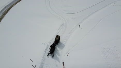 Ein-Motorisierter-Schlitten-Befördert-Passagiere-Durch-Tiefen-Schnee