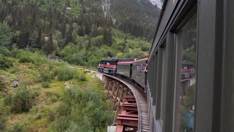 White-Pass-Und-Yukon-Route-Zug-überqueren-Die-Brücke