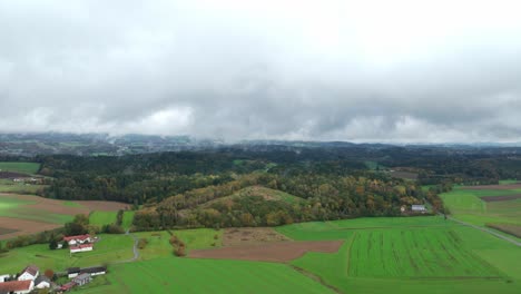 Malerische-Landschaft-Mit-Feldern-Und-Wäldern-An-Einem-Bewölkten-Tag-Im-Herbst---Luftaufnahme