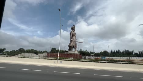Pasando-Por-La-Estatua-De-La-Prosperidad-Kempegowda-Mientras-Conduce-En-Bengaluru,-India---Pov