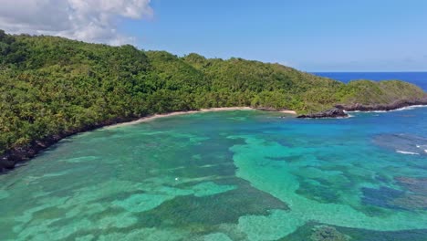 Luftaufnahme-über-Idyllischem,-Klarem,-Blauem-Wasser-Mit-Sichtbarem-Korallenriff,-Playa-Ermitano