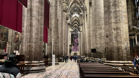 Touristen-Wandern-Im-Inneren-Der-Mailänder-Kathedrale,-Duomo-Di-Milano,-Italien