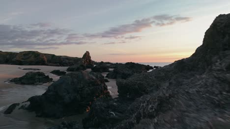 Felsformationsküste-Bei-Sonnenuntergang-An-Der-Algarve-In-Portugal