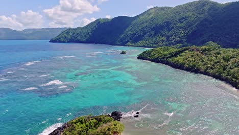 Antena-Sobre-La-Idílica-Costa-Dominicana-Con-Arrecifes-De-Coral-Poco-Profundos,-Playa-Ermitano