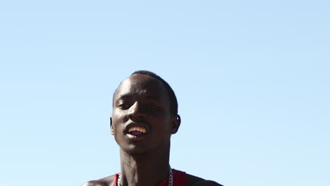 Junger-Mann-Springt-Während-Einer-Feierlichen-Veranstaltung-In-Der-Masai-Mara,-Kenia,-Auf-Und-Ab