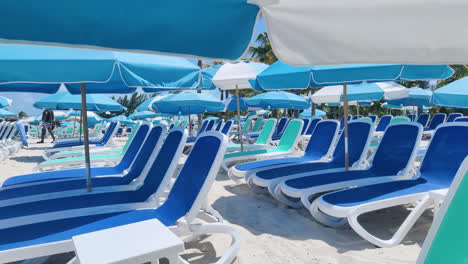 Entspannen-Sie-Sich-Im-Karibischen-Stil:-Leere-Strandkörbe-Und-Sonnenschirme-Zieren-Die-Sandstrände-Vor-Dem-Hintergrund-Des-Azurblauen-Wassers-Und-Himmels-Und-Verkörpern-Tropische-Ruhe