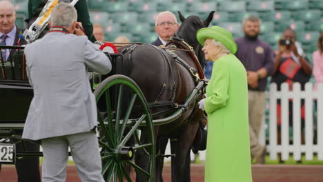Queen-Elizabeth-talks-and-laughs-with-carriage-driver-at-an-annual-show