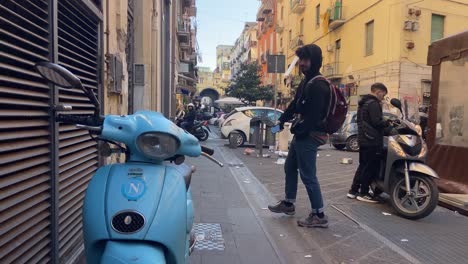 Maurischer-Junge,-Der-In-Den-Straßen-Von-Neapel-In-Der-Nähe-Eines-Vespa-Motorrads-Herumalbert