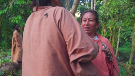 Dos-Mujeres-Indígenas-Abrazándose-En-Un-Frondoso-Bosque,-Oxapampa,-Perú,-Transmitiendo-Un-Sentido-De-Comunidad-Y-Calidez.