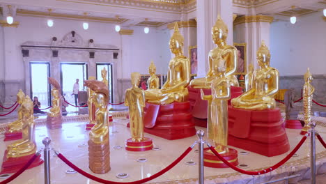 Goldene-Buddha-Statuen-Auf-Einem-Altar-In-Einem-Der-Am-Meisten-Verehrten-Und-Berühmtesten-Tempel,-In-Den-Buddhistische-Gläubige-In-Thailand-Zum-Beten-Und-Zur-Anbetung-Gehen