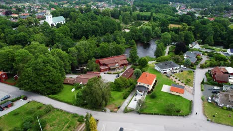 Laxens-Hus-Am-Fluss-Morrum-In-Der-Ruhigen-Stadt-Morrum,-Blekinge,-Zeigt-Die-Schwedische-Landschaft,-Häuser-Und-Grünanlagen,-Luftaufnahmen