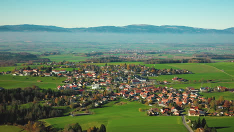 Vista-Aérea-Del-Pueblo-De-Froideville-Durante-El-Otoño-En-El-Cantón-De-Vaud,-Suiza.